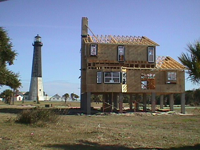 Tybee lighthouse with house under construction.JPG (188588 bytes)