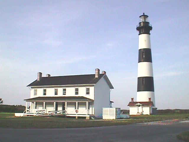 Bodie Island lighthouse with keepers house.JPG (130164 bytes)