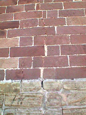 Cape Henry old cracks in wall close up.jpg (59428 bytes)