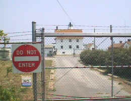 Cove Point lighthouse behind fence.jpg (58852 bytes)