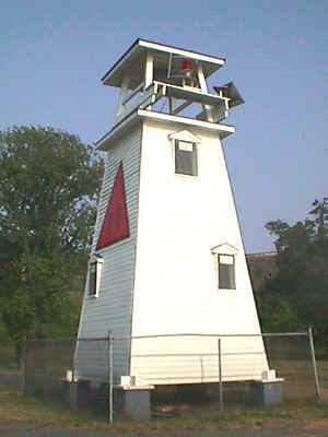 Fort Washington lighthouse.jpg (107600 bytes)