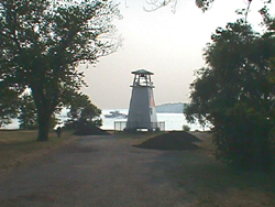 Fort Washington lighthouse on river back.jpg (52446 bytes)