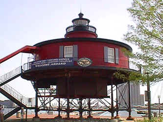 Seven foot knoll lighthouse my photo very good 2.JPG (104086 bytes)